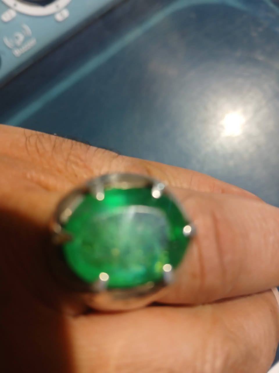 السلام عليكم عندي خاتم فضة حجر زمرد سعرة ٨٠ الف موبايل ***********
