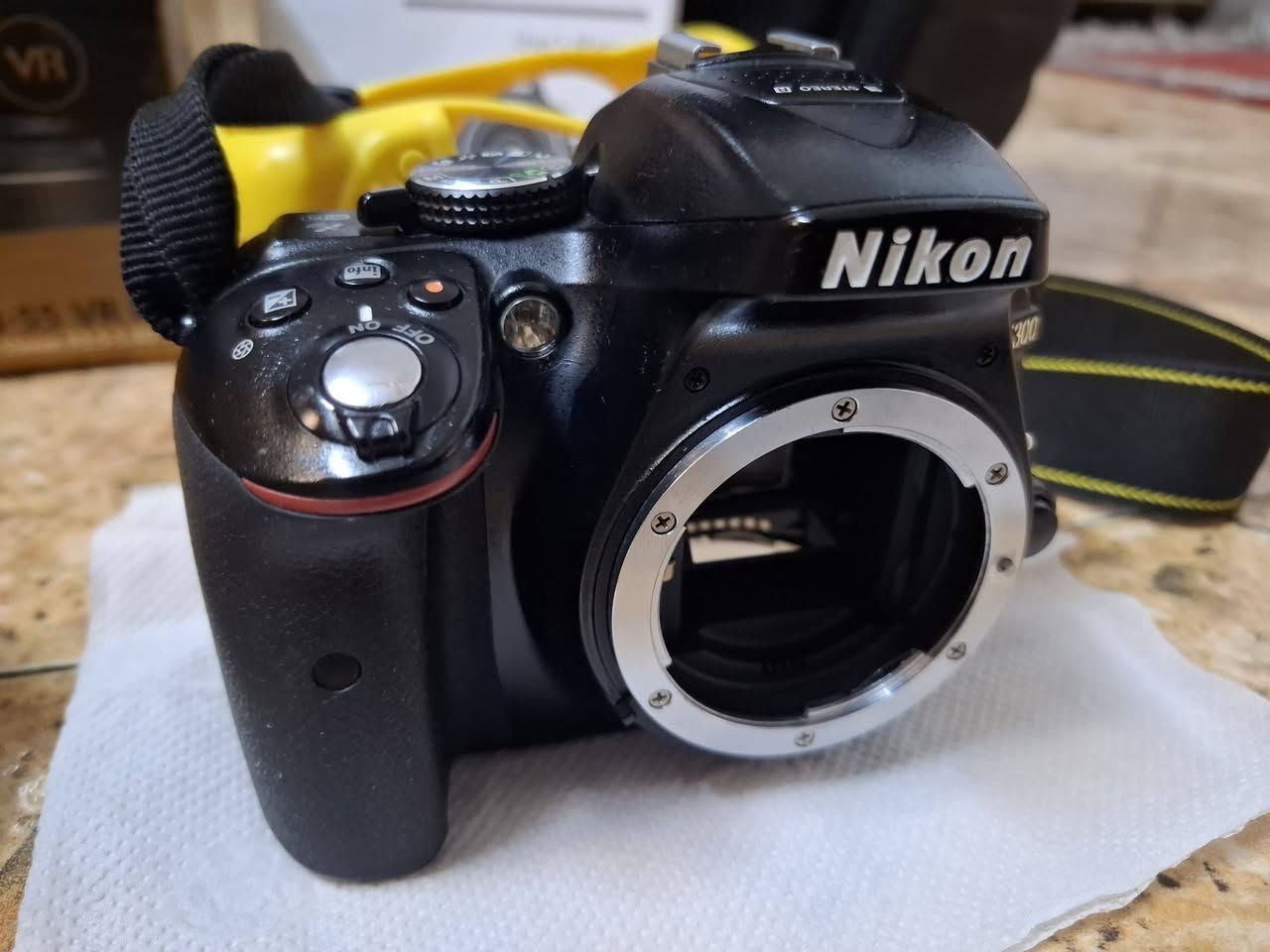 كامرة Nikon D5300 صور + فيديو بعدهي جديدة اطيك بيه ضمان ما مفتوح بيه برغي شرط شغل والفحص ملحقاته كامله جنطة شاحنة أصلية وكيبل نقل صور ورام 32 كيكة  عدسه رياضي  70_300 مواصفات كلش حلوه Wifi شاشه قلاب جميع الامنافذ بيه سعرة[ 450] الف يوجد توصيل اتصال( ***********)
