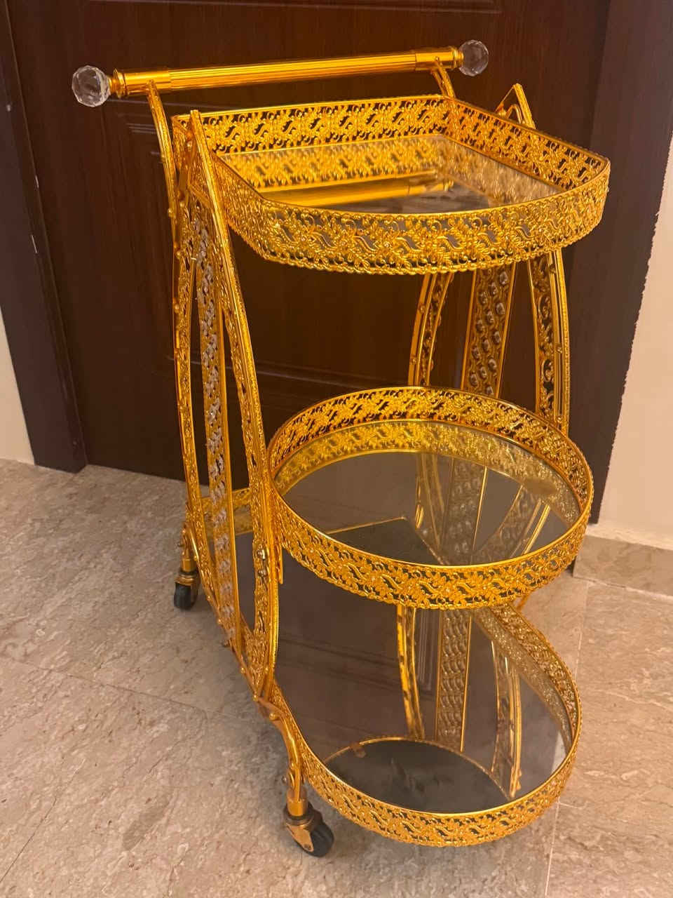 عربة تقديم ضيافة ذهبية جديدة
سعر 110 
للتواصل ***********
