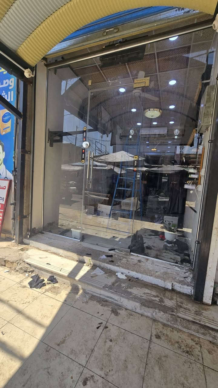 قيم بلي يرضه الله
شمسيه حديد اقواس شغل مرتب 

 وجام خانه عدد 2 عندي شغل نضيف وجديد 
الاستعمال فقط اقل من ٤ اشهر كلشي جديد
سعر خاص او الاتصال ***********
