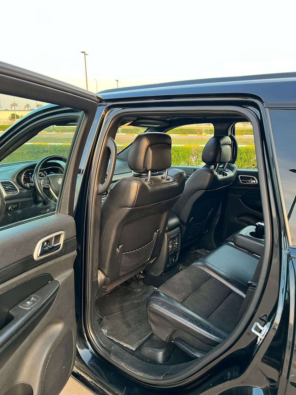 السلام عليكم
جيب موديل 20 بلاك توب فول مواصفات 

السيارة مكينة كير كفالة 

المواصفات : 

فتحة ( سلايد روف ) 

كشنات جلد 

ردارات جانبية

كشنات خزن 

كشنات تدفئة وتبريد 

ستيرن تدفئة 

جنطة كهرباء 

نقطة عمياء 

وباقي مواصفات الجيب المعروفة 
***********
