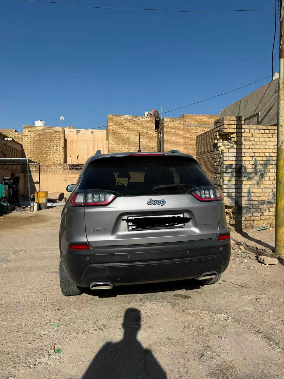جيب بزون 21 فول مواصفات 
رقم شمالي سليمانية (باسمي)
6 سلندر 
ماشية (60km) 
حادثها تبديل بنيد فقط 
 مكاني ميسان
الرقم ***********

سعرها 145 وبيها مجال
نزلت سعرها مستعجل ع البيعة
