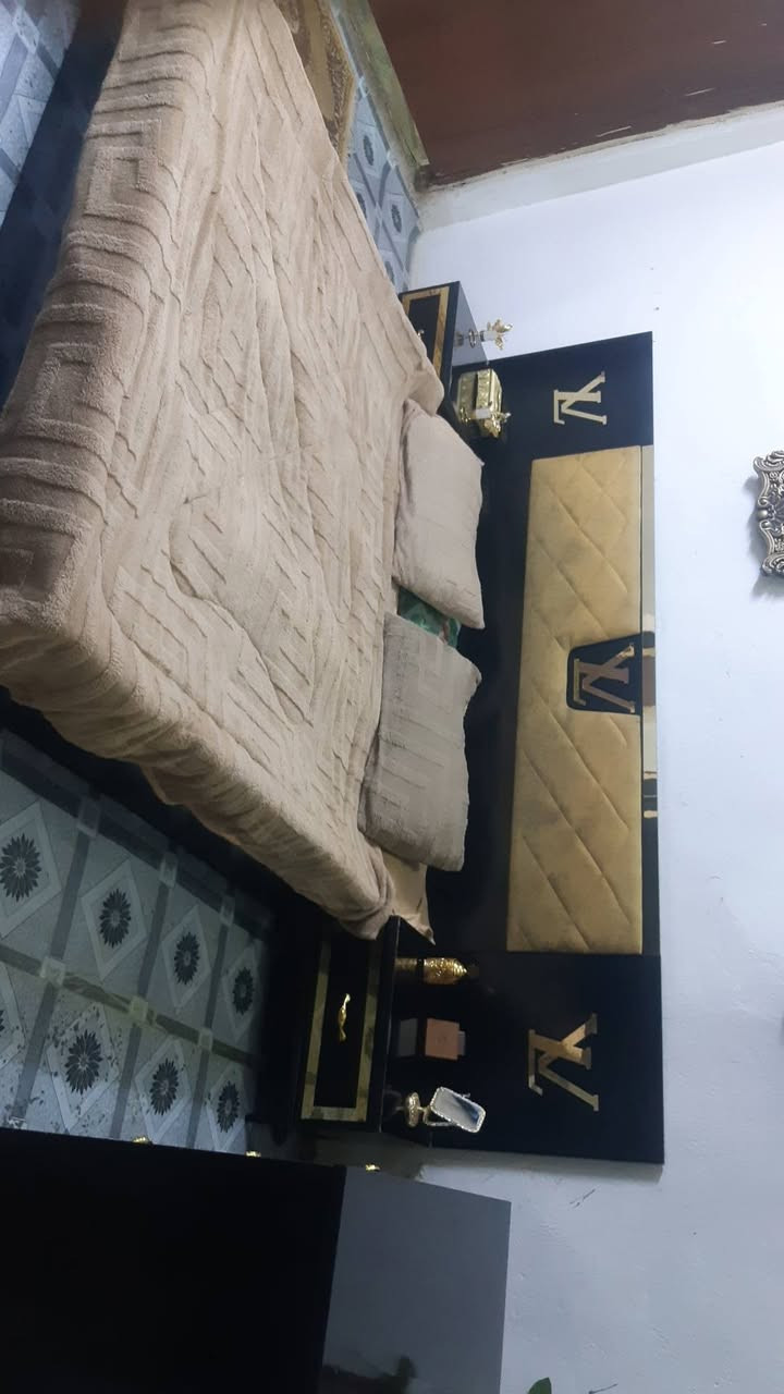 السلام عليكم غرفه نوم للبيع نضافتهااا100/100سعرهاا250وبيها مجال رقم هاتف واتس *********** بغداد
