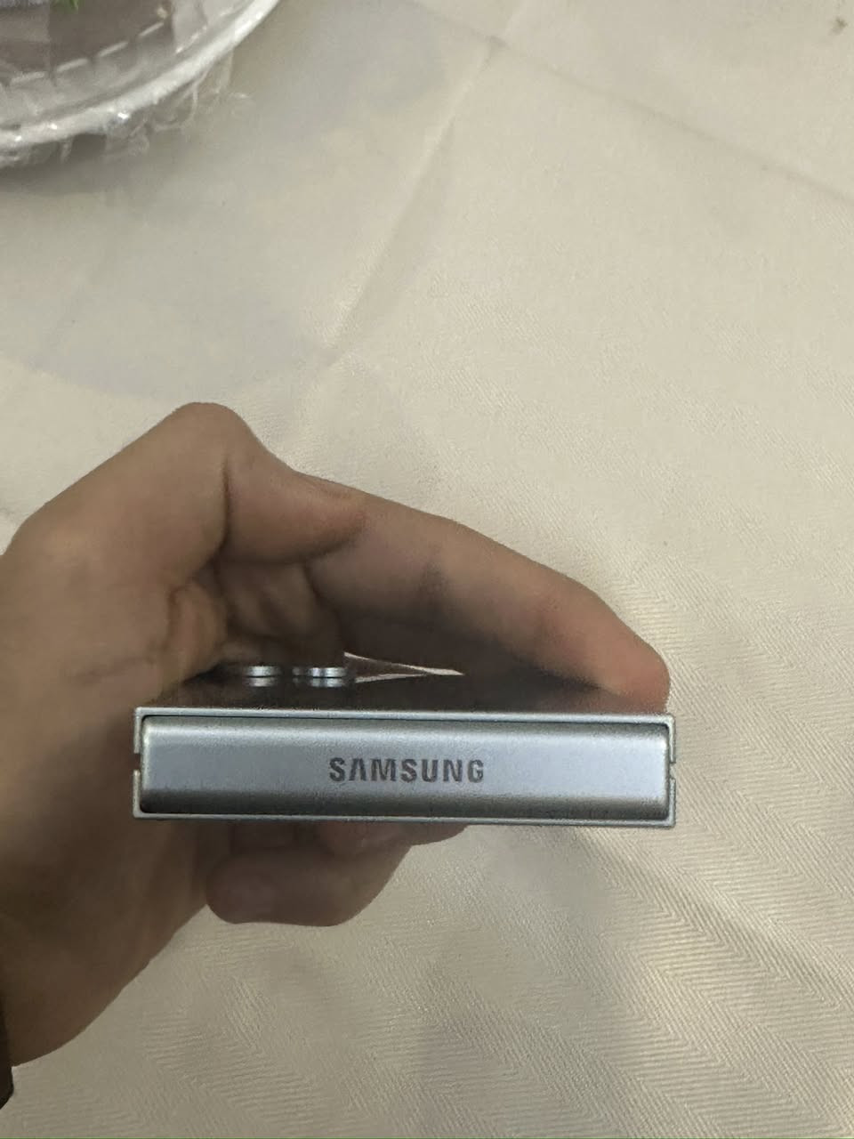 سامسونج galaxy z flip 5  اخو الجديد قبل فتره اخذته الجهاز استعماله نضيف جداً السعر 750 وبي مجال للتواصل على الواتساب *********** مكاني النجف مجمع عماد سكر
