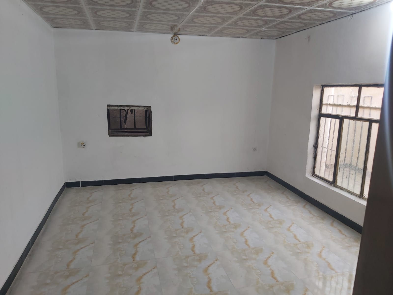 السلام عليكم بيت للايجار ١٥٠ متر الموقع سومر حي المعلمين يحتوي استقبال وهول وغرفتين كبيره وصغيره ومطبخ  سعر الايجار 500 ***********☎️ ***********☎️ 
