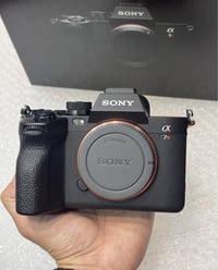 للبيع  sony a7rv مارك 5  شترها 10 الف كاميرا كلش جديدة ونظيفة  كل غراض...