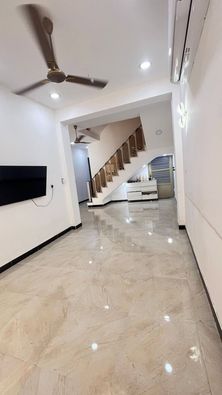 بيت نضيف للبيع
طابقين ونص الطابق الارضي بي استقبال وهول ومطبخ وغرفة نوم وصحيات
والطابق الاول بي تلث غرف نوم وصحيات 
والطابق الثاني منور وسطحين 
منطقة  الشالجيه مضرب الدبات 
رقم الهاتف 
***********
١٠٠ متر واجهه ٥ نزال ٢٥
