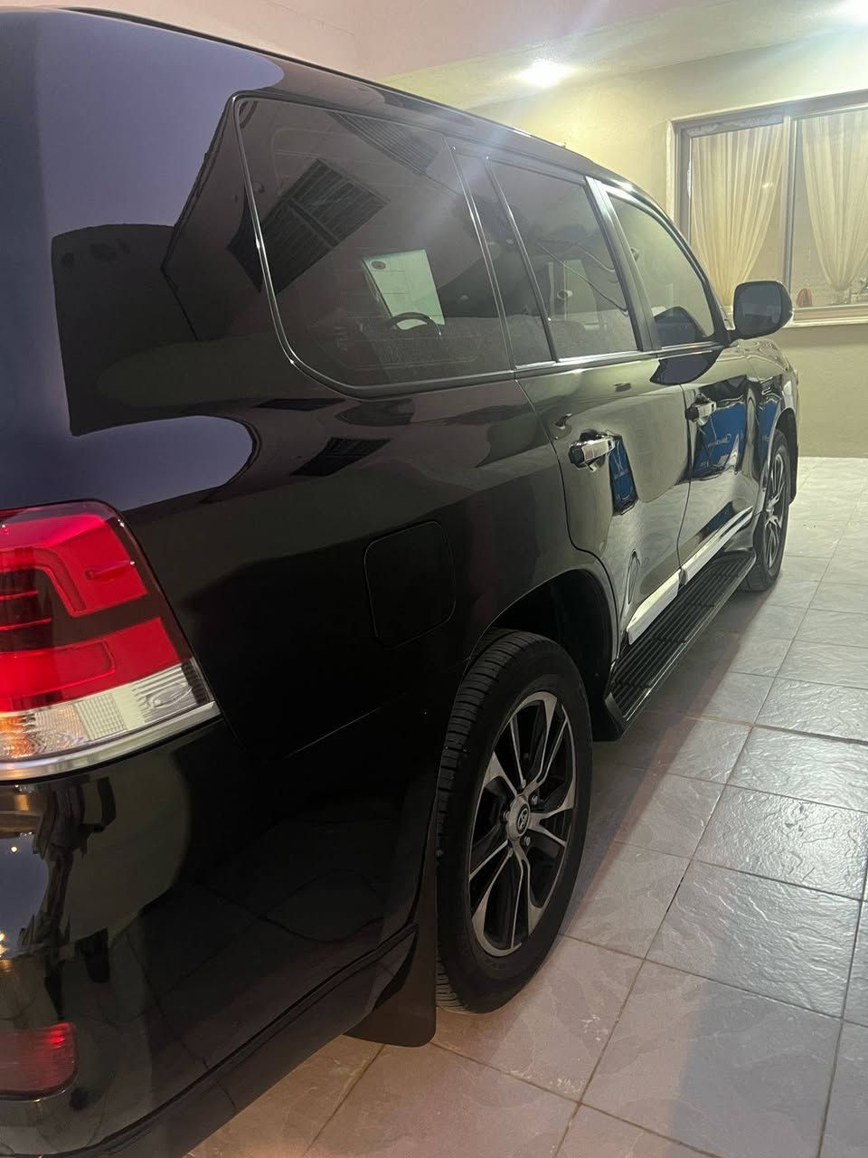 لاندكروز 2021 8 سلندر 4700
- رقم مميز 
- بيه موافقه تضليل بنسبه 80%
- ماشيه 125000 كم
 - بيه بارد اصبعين بالجاملغ الامامي واصبعين بالباب الخلف السائق 
مكانه بغداد العامريه
***********
السعر 55000
