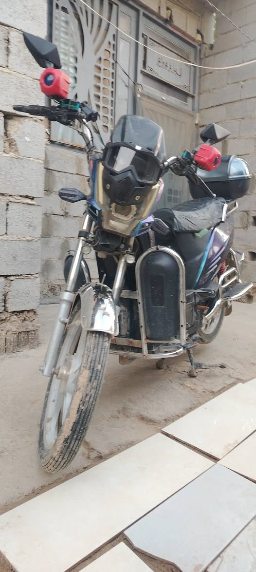 هارلي كامل من كل شي بطاريات فول بي مداخل شحن تلفونات وسماعات بلادي كهربائيات كلها شغاله ما بيها كل نقص السعر ٥٥٠ وبي مجال للشراي وما مستعمل هواي راسلني على الواتس اب *********** ***********  المكان السكنيه عبور السجه
