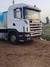 سيارة سكانيا موديل 2000 مكفول كفالة عامة كير ومحرك واكسل تخم تاير جديد...