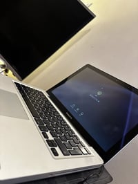 ماك بوك برو للبيع  الجهاز نظيف  ذاكرة 1 تيرا قابل للتطوير  الرام 4 قاب...