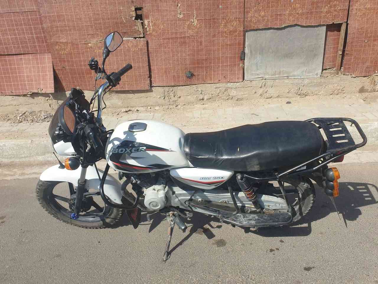 السلام عليكم بوكسر موديل 22 مكفوله كفاله عامه اشاير لد كلهن شغالات زنون عالي ناصي كلشي شغال كهربائيات كلهة شغاله مابيهة اي نقص سعر 900 وبيهة مجال مستعجل على بيعتهة 
***********واتساب ***********اتصال
