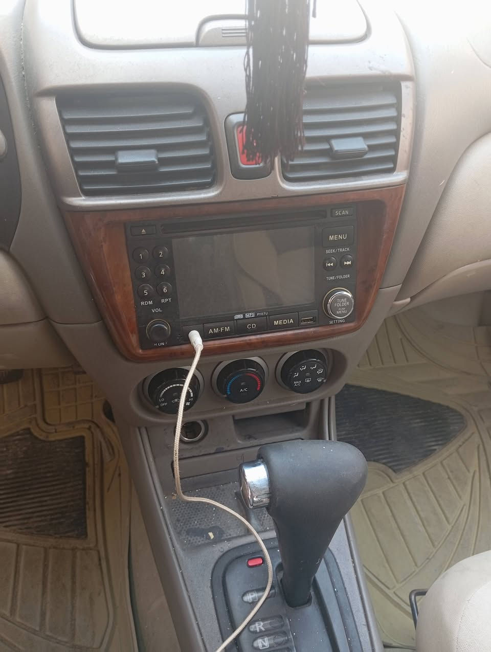 السلام عليكم
سيارة نيسان صني ياباني 
موديل ٢٠١٠
كير اوتوماتيك 
مكينة ابيض ياباني اصل 
كفالة عامة 
تبريد تدفئه 
مكينة وگير كفالة 
رقم اربيل 
وكالة وتحويل شرط ثاني يوم 
سعرها (١١٣) 
***********. للتواصل
