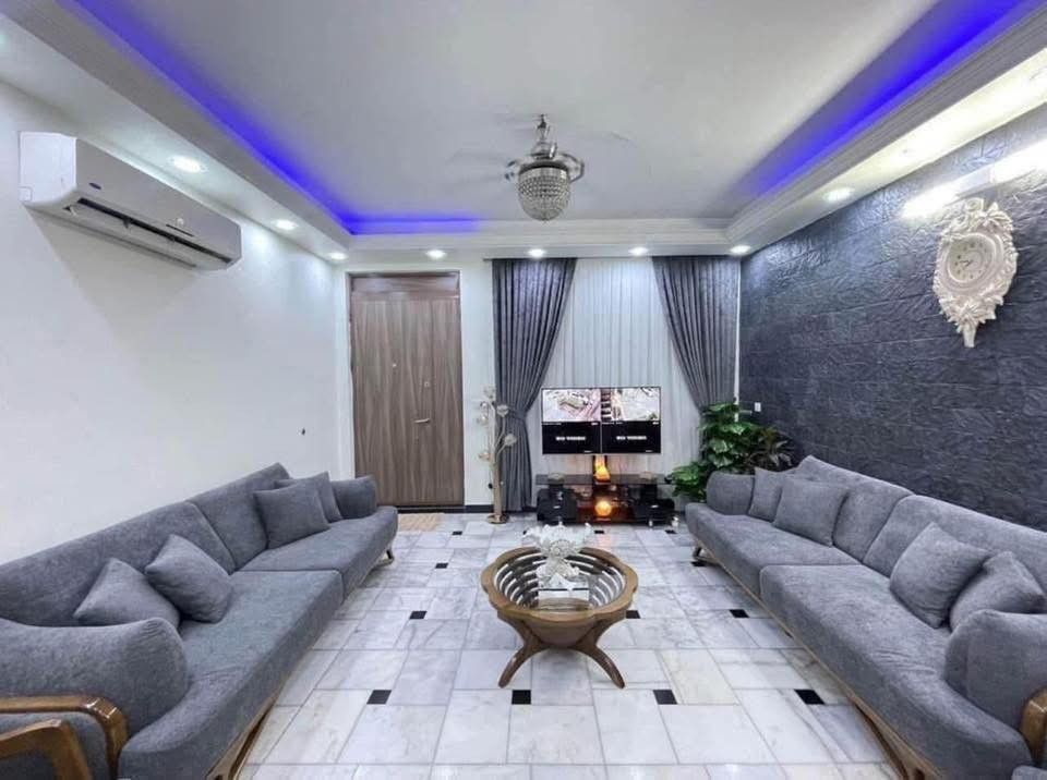 بيت حديث ونظيف للبيع في الوزيرية شارع المغرب
مساحتة واقع حال 80 متر وبالسند 71 ونص

بناء درجة اولى الطابق الارضي طارمة واستقبال ومطبخ وغرفة نوم ومنور عدد 2 وخدمات متكاملة الطابق الاول غرفة وحمام مستقل حديث الطابق الثاني غرفة وحمام مستقل ومخزن

ويحتوي الطابق الثاني على شقة معزولة عزل تام تحتوي على غرفة وحمام ومطبخ ومنور مستقل

ارضية المنزل مرمر طبيعي ويحتوي المنزل على سقوف ثانوية

ونظام اضائة وصحيات حديثة وفق معايير عالمية اقرب نقطة دالة ساحة عنتر

البناء حديث ودرجة اولى للاستفسار الاتصال على الرقم
***********
