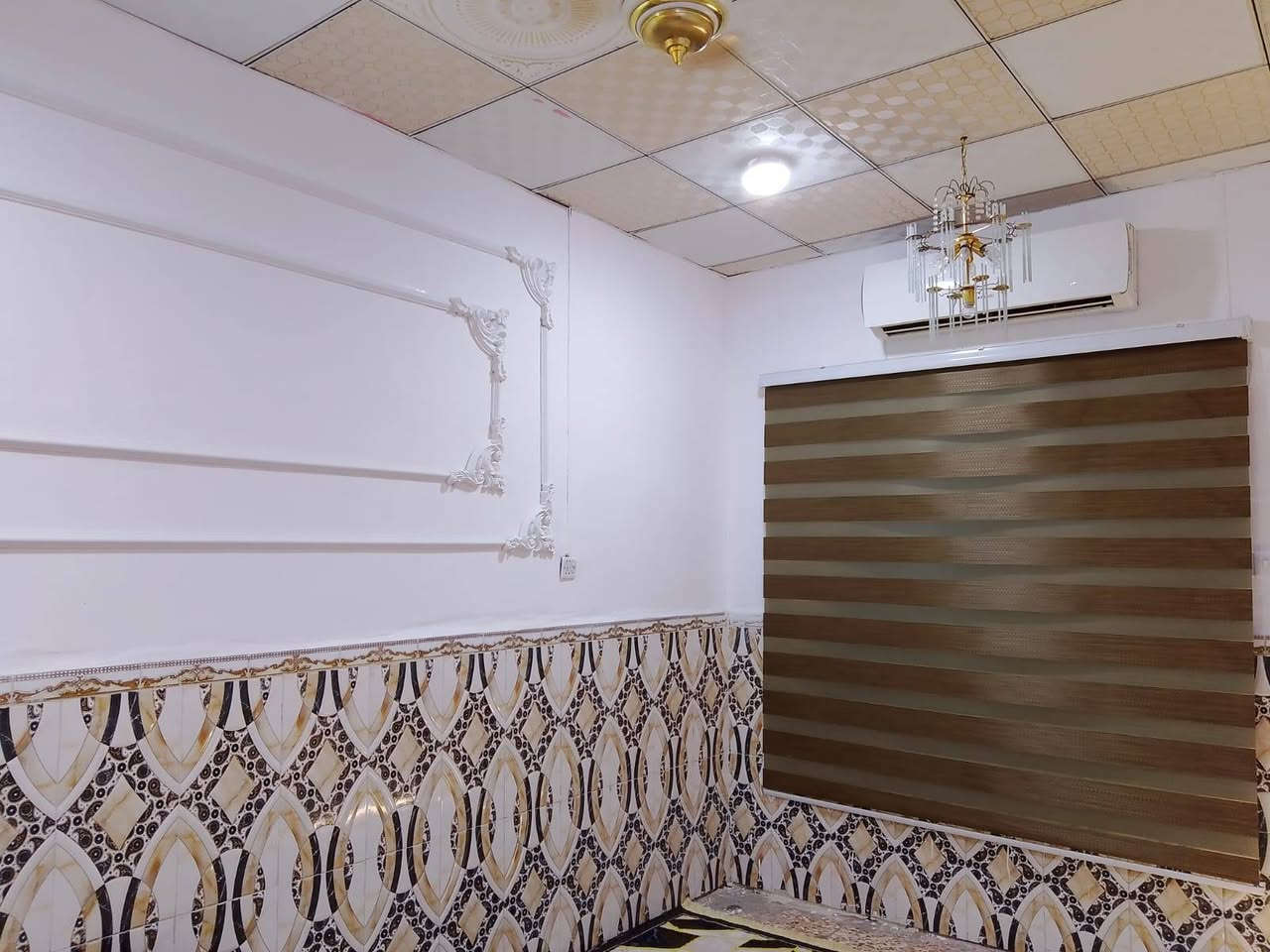 نص بيت  طابقين للبيع طابو معزول عن النص الثاني 
الحيانية شارع موسى الكاظم ع 
ثاني شارع خلف  حسينية الحوراء  الطابق
الطابق الاول عكاده ممتازه وسقف ثانوي  يحتوي على طارمه وحمام ومطبخ واستقبال وغرفة نوم ودرج 
والطابق الثاني بناء حديث سقف سندويج يحتوي على غرفة نوم وبيتونه وصاله  موقع ممتاز قريب على  كافة الخدمات 
للاستفسار متوفر على رقم الهاتف ***********
