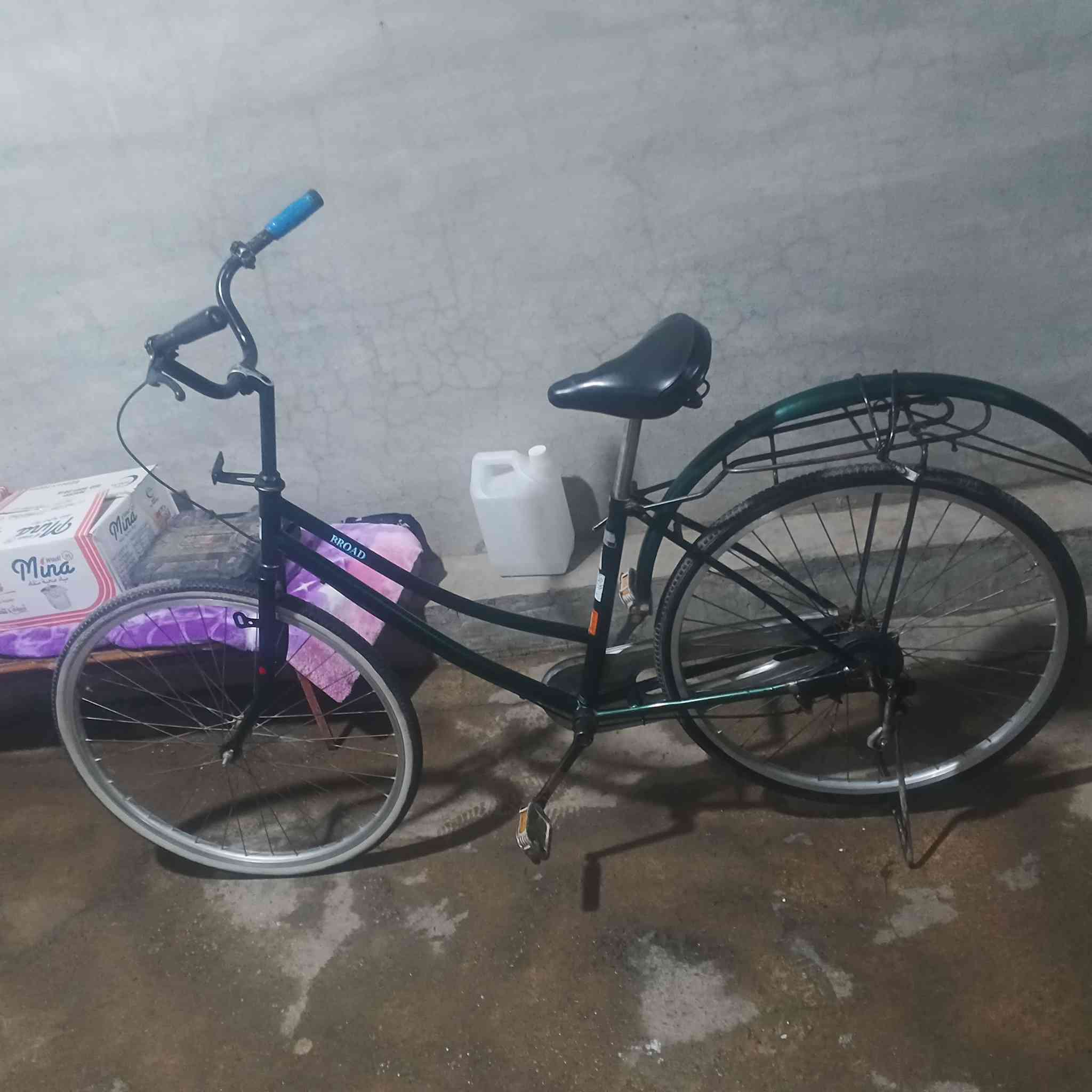 سلام عليكم من رخصت الكروب باسكل لون زيتوني فول نضافه اي عيب ما بيها لون زيتوني سعر 55 بيها مجال قليل جابرلغ كدام ما بيها شراي خابرني رقم ***********
