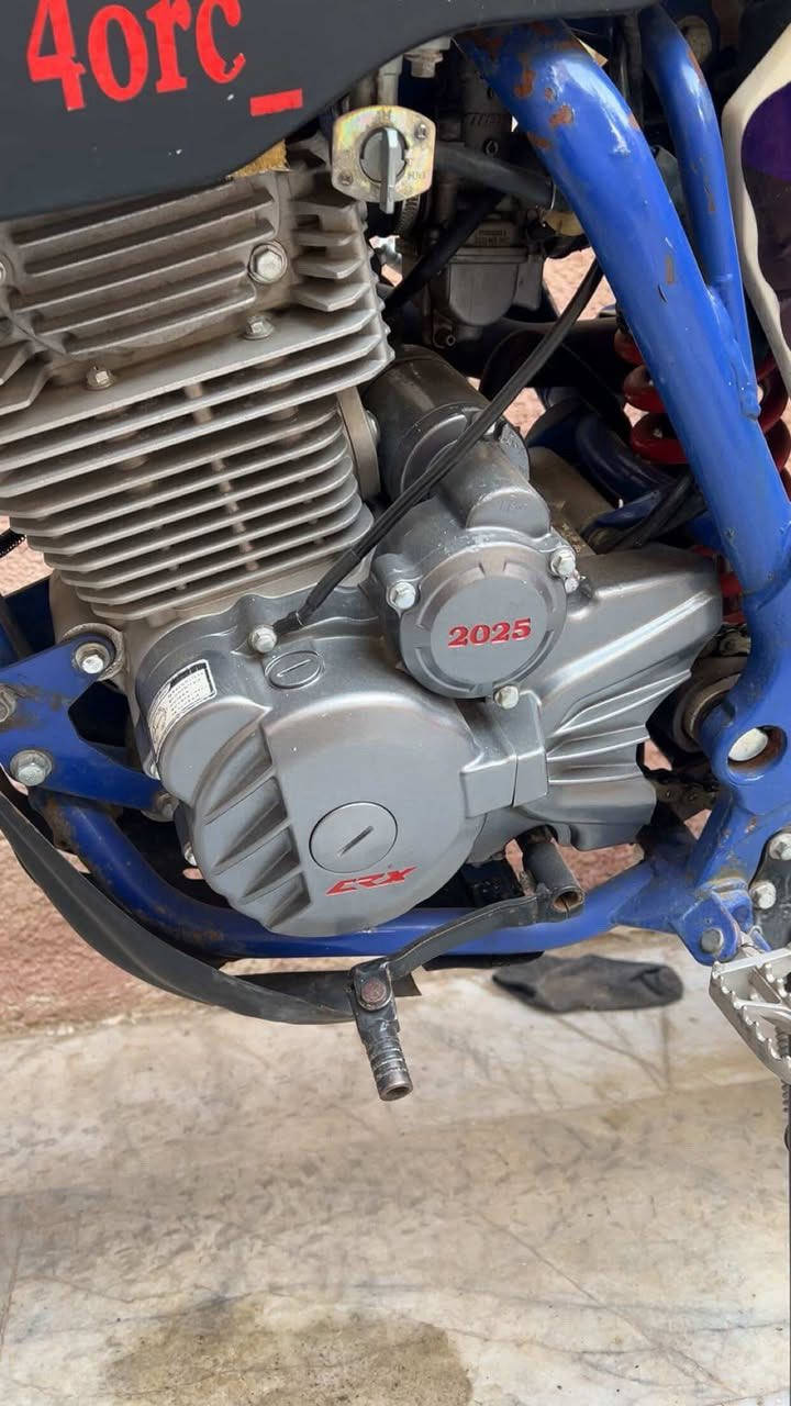 السلام عليكم الدراجة للبيع اقره التفاصيل كاملةا
النوع ( قفاز crx )

الفئة ( 300cc ) 

الموديل ( 2025 ) 

التفاصيل .. 

تفاصيل ال crx المعروفة'

الاضافات..

( باتري عدد 2 الأصلي واحد احتياط + يدات رياضي لون ازرق + كتف شحن بعدني ماشادة + واير كلتچ + واير خناك كابريتة + زنجيل وصينية جدد + هندر جديد .. كل غراضها الماخذهن بلادية من الوكيل اللي بديالى ) الدراجه مكفولة مكينة وگير وكلشي بس شوي زنجار لان متروكة صارلها فترة وسبب البيع ماجاي استخدم الدراجه نهائياً ضاله ماخذه مكان بدون فايدة.. سعر الدراجه مع الغراض 1200 بدون الغراض 1150 وبيها مجال قليل للشراي رقم ( *********** ) اللي تعجبه يجي ويشلع عيوني مكاني بصرة جنينة واسف على التطوالة..💜
