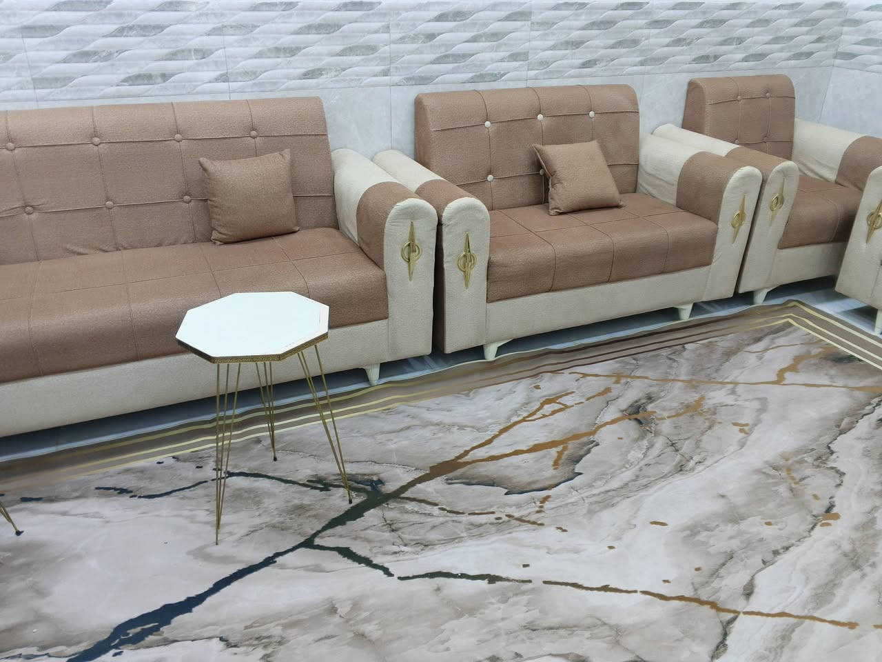 السلام عليكم تخم كلش نضيف استخدام قليل 12مقعد السعر 800وبي مجال بسيط ***********
