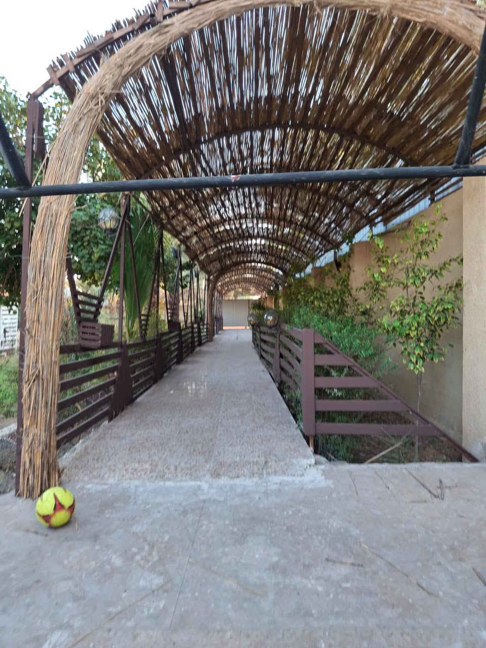 منتجع للبيع – موقع مميز خلف جامعة العميد
📍 شارع المنتجعات والفلل – منتصف الشارع
🔹 المساحة: 950 م²
🔹 السند: طابو زراعي (25)
✨ تفاصيل المنتجع:
حمام وتواليت خارجي
ممر طويل مسقّف بالخشب والقصب
إضاءة كاملة لكامل المنتجع (كما موضح بالفيديو)
مكان شواء جاهز مبني من الطابوق الأحمر
ماطور ماء كبير للسحب + ماطور صغير للتنزيل
بئران ارتوازيان
شبكة سقي متكاملة مع مضخات ومرشات لكامل الحديقة
نافورة وحوض في وسط الحديقة
كوخ بطراز ريفي جميل
مسبحان:
مسبح كبير
مسبح خاص للأطفال
🏡 دار استراحة متكاملة:
غرفة نوم
صالة
مطبخ
حمام كبير يحتوي على مقعدين (شرقي وغربي)
غرفة نوم مؤثثة مع تخم قنفات
ميز وكراسي جميلة
مرجوحة في الحديقة
✔️ جميع الأثاث والمحتويات تباع مع المنتجع
🌿 إضافات وخدمات:
سخان ماء
3 خزانات ماء سعة (1000 لتر)
4 أقفاص طيور موزعة في الحديقة
شارع مبلّط
خدمات متوفرة: ماء، مجاري، كهرباء، وخط اشتراك مولدة
💰 السعر: 425 مليون
📞 للاستفسار يرجى التواصل خاص كربلاء, العراق


**إذا كنت صاحب هذا الإعلان وتريد حذفه لأي سبب، رجاءا أرسل رسالة إلى الدعم الفني**