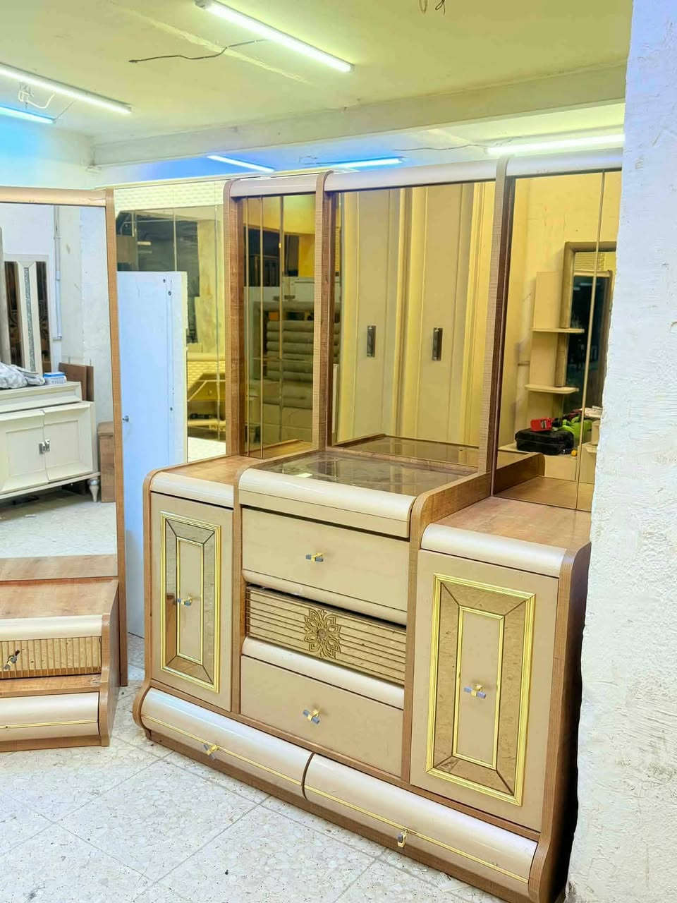 ✨ غرفة تركي  اصلي صبغ حراري  11 قطعة ✨
نظام سلايت وابواب بروفايل فاخر
سرير مخزن جك 
 ضهر بلوك
 جام برونزي 
 قماش وتر بروف أصلي
✨ نظافة 99/💯
شد ونقل مجاني داخل بغداد
توصيل للمحافظات بأسعار رمزية


**إذا كنت صاحب هذا الإعلان وتريد حذفه لأي سبب، رجاءا أرسل رسالة إلى الدعم الفني**