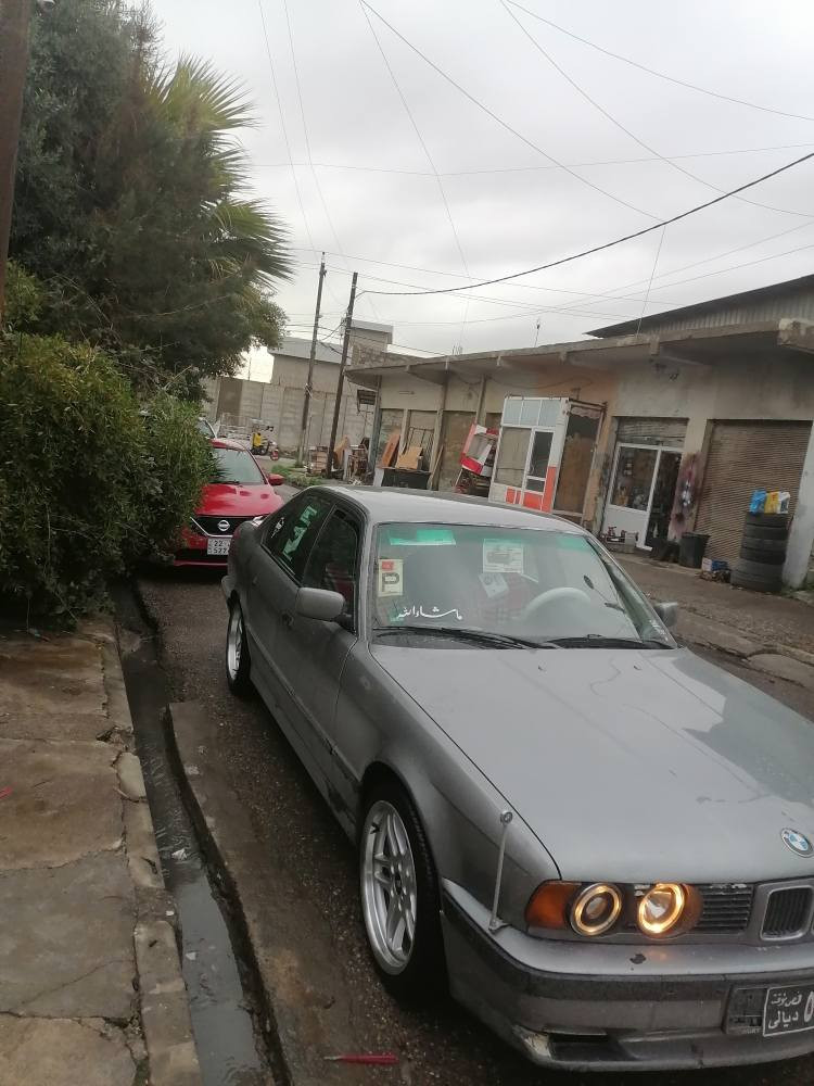 بیئێم مۆدیل 1991 525 فەل چرکەو 100 دۆلار ببە گێر تۆماتیک تەبریت دووجام کارەبا ABS لایت فانۆس بەشەرتی هەرچی کارەباییە ئیشکا تەبرید بەشەرت گەرمی بەشەرت قفل مەرکەزی بیلادە بێ مەحجون و بێ لێدران بەس بەدەنەی بەبیلادی گۆرایە بێ برانەوە هەمووی بەشەرتە گێروو مەکینەی بەشرتە چوار تایەو ویلی M ی نوێی لەبنە ئاڕم پلاستیکی هەولێرێیە بەشەرتی ئاڕم و اوەلیات ئیدی سەیارەکە لەسەر دەقی شەریکەیە لەهەولێرە سحری 36 و مجالێکی برایانە هەموو شتی بەشەرتە *********** تەقەو رەقەش بەشەرت أربيل, العراق
