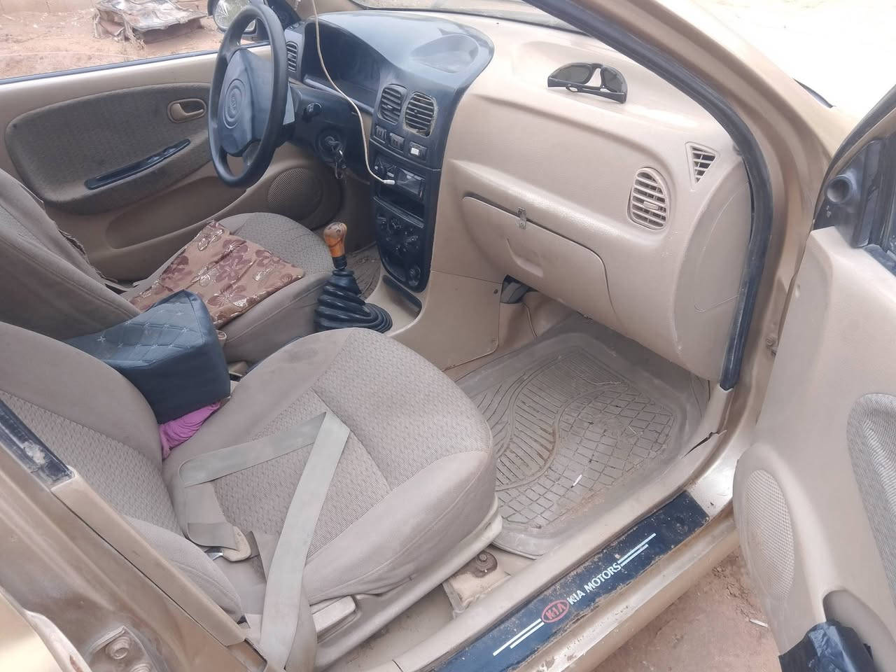 سعر ٣٨ وبيها مجال 
كيا ريو م 2000 سياره خير من الله 
محرك وكير نضفه فول
كهرباية كله شغال  تدفه تبريد 
بيها بس ضرب بل باب خلفي 
رقم نكليزي شرط تحويل 
مكاني شهربان اطراف مياح ***********
