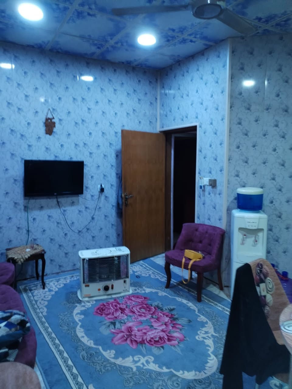 دار للبيع بل القادسية منطقة حي الضباط 
المساحة 150 
الوجه 12.5 والنزال 12
بناء البيت 🏠 2010 بس بيت مرتب مال سكن
قريب على الشارع الخدمي مال مجمع الفردوس يبعد عن شارع 30اواكثر 50متر
والتعامل مع صاحب الدار مباشر 

السعر 135مليون وغير قابل للتفاوض 
الاتصال واتساب ***********
