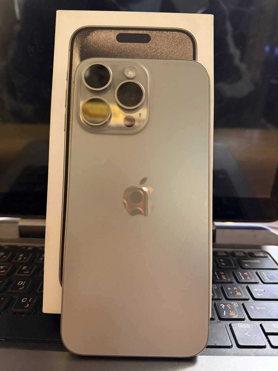 السلام عليكم أيفون 15برو ماكس 
نضافه 100% مكفول من كلشي 
العنوان بغداد حي اؤر 
علماً ان البطارية ‎%‎86 
السعر مليون دينار 
***********
