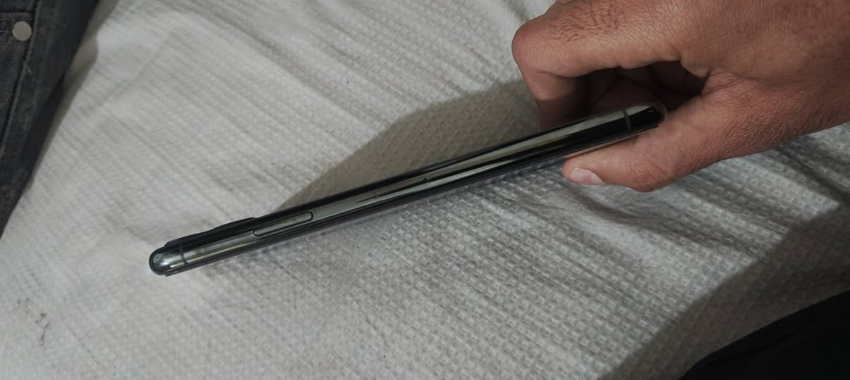 سلام عليكم
جهاز ايڤون 11برو ماكس مامفتوح بطاريه 84 ذاكره 256 سعر 400 وبيه مجال كفاله عامه 
رقم صاحب الجهاز بيه واتساب ***********
