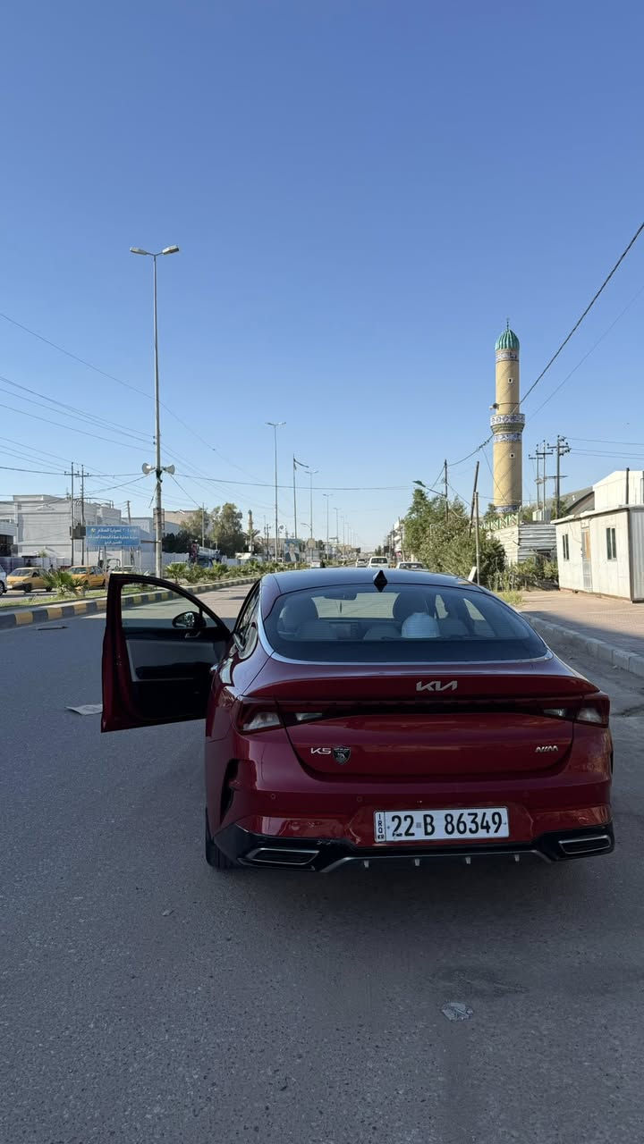 للبيع 🚘
‏[ kia k5 ] موديل [ 2023 ]
المواصفات: [ مواصفات الـ EX السيارة وارد خليجي ]
ماشية: [ 77000 ] كم
لون: [ أحمر صدفي ]
الضرر: بارد اصبعين بالباب الي خلف الصدر بدون صبغ 
وطخة بدون تصليح على كد ثلاث اصابع في باب الصدر. 
السيارة نظيفة جداً واستعمال شخصي، ودهن كلة من الشركة والسيارة بعدها داخل الضمان، ما تحتاج أي مصروف.
السعر: [ 205 ] قابل للتفاوض للجادين فقط.
للاستفسار التواصل على رقم الهاتف ☎️ 
***********
عنوان السيارة بغداد

