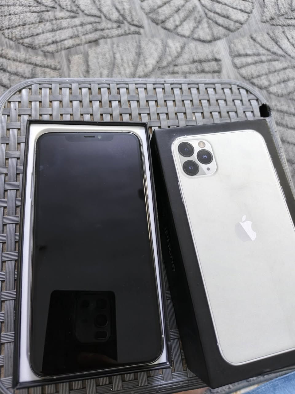 11برو ماكس للبيع مكفول ما داخل مصلح ولا مبدل بي شي سعر425 مكاني بغداد ***********
