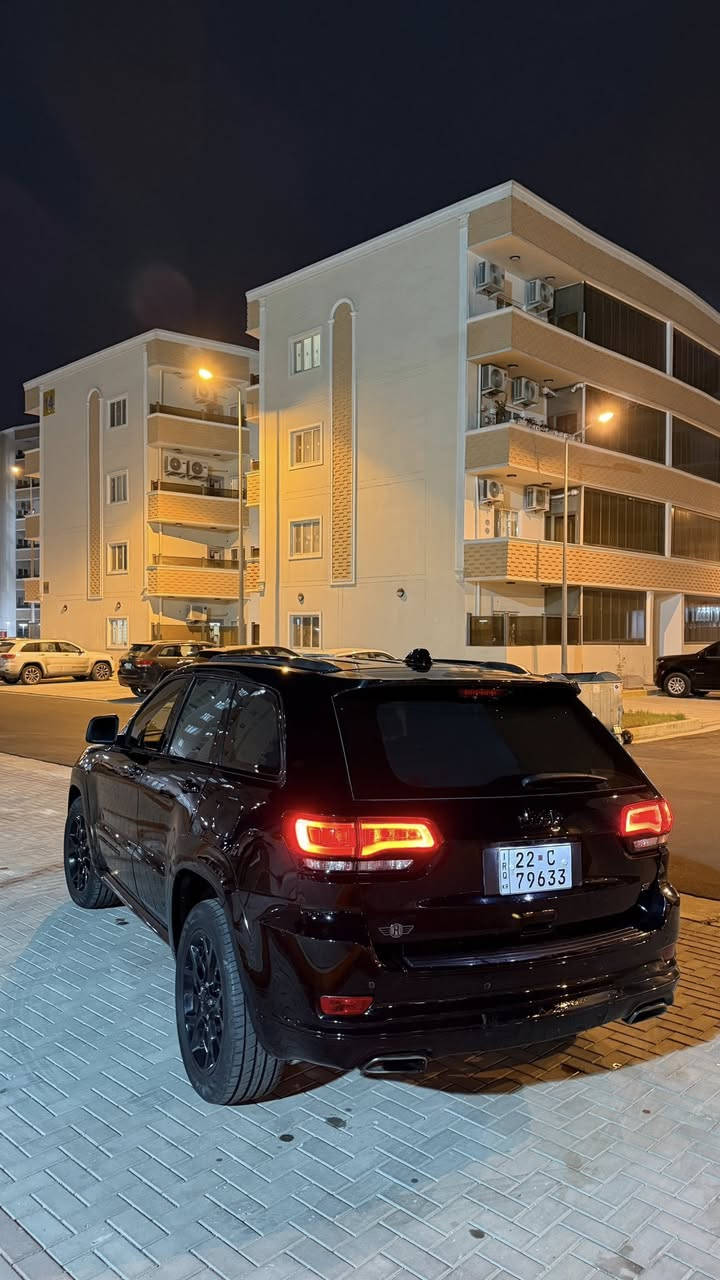 � للبيع: جيب شيروكي S فول مواصفات 2022
🚗 النوع: Jeep Cherokee
📅 الموديل: 2022
🔝 الفئة: S – فول مواصفات
⚙️ ناقل الحركة: أوتوماتيك
🛢️ الوقود: بنزين
🛣️ الاستخدام: شخصي وخفيف

✨ المواصفات والكماليات:

 • محرك قوي مع نظام ECO لتقليل صرفية الوقود
 • دفع رباعي ذكي 4×4
 • فتحة سقف بانوراما كهربائية
 • مقاعد جلد أصلية مع تحكم كهربائي
 • تسخين مقاعد أمامية
 • تشغيل بصمة (Push Start) + دخول ذكي
 • شاشة كبيرة لمس مع Apple CarPlay & Android Auto
 • نظام صوتي عالي الجودة
 • كاميرا خلفية مع خطوط ديناميكية
 • حساسات أمامية وخلفية
 • نظام التحذير من الخروج عن المسار
 • نظام النقطة العمياء
 • رادار أمامي لتجنب التصادم
 • كروز كنترول ذكي
 • نظام الثبات الإلكتروني (ESP)
 • نظام مانع الانزلاق
 • فرامل ABS + EBD
 • تكييف أوتوماتيك ثنائي المناطق
 • فتح وغلق شنطة كهربائي
 • مرايا كهربائية مع تسخين
 • حساسات مطر وإضاءة
 • جنوط ألمنيوم أصلية
 • إضاءة LED أمامية وخلفية

📍 الموقع: ( البصرة) 
🚘 السيارة نظيفة جداً، ما بيها صبغ فقط بارد ، جاهزة للفحص.

💰 السعر:(368)قابل للتفاوض
📞 الاتصال/واتساب: (***********)
