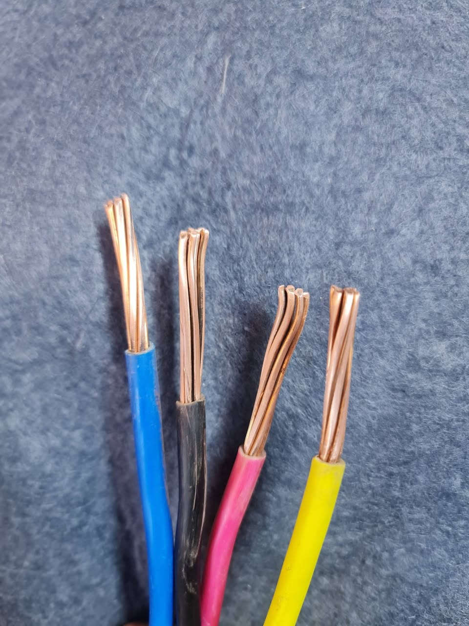 السلام عليكم
كيبل الفنار سعودي 4×16 مستعمل نظيف
طول 15 متر

سعر المتر 14 الف

مكاني الزعفرانية


**إذا كنت صاحب هذا الإعلان وتريد حذفه لأي سبب، رجاءا أرسل رسالة إلى الدعم الفني**