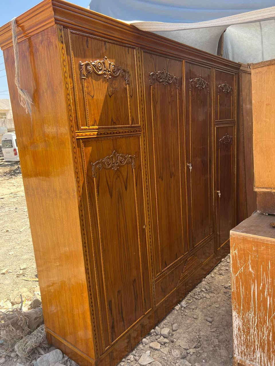 سلام عليكم يوجد لدينا كافة الاثاث المنزلي كاونترات +كناتير +برادات +كلشي موجود في معرض ومزاد للاستفسار والتواصل ***********واتساب 
ملاحضه اشتري وراوس
