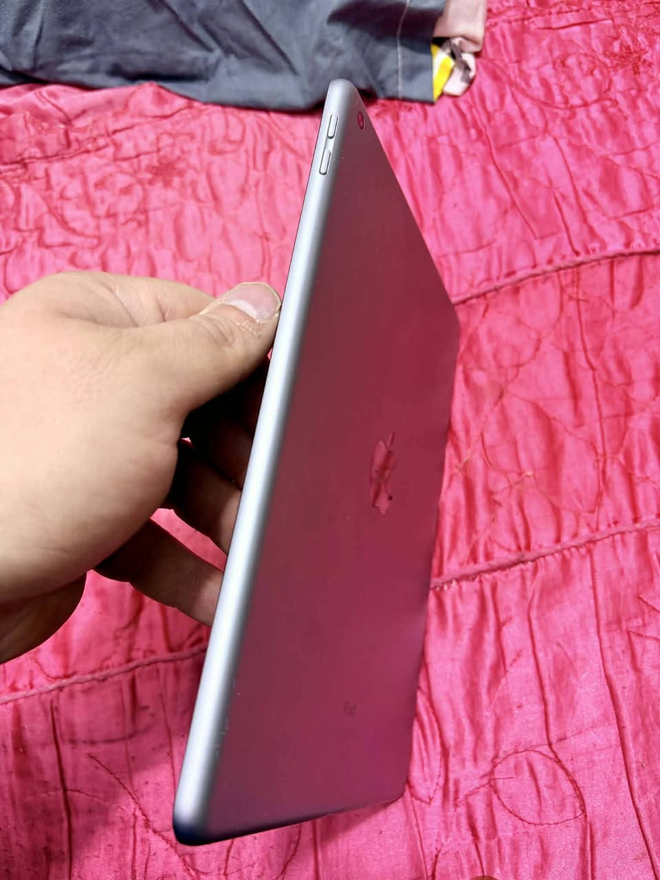 السلام عليكم  ايباد ابل مكفول من كلش جيل الخامس  ذاكره ١٢٨ 
ايباد  نضيف   نموذج A   شرق اوسط مكاني الزعفرانيه او المشتل  مراوس يرهم او بيع سعر ١٦٠ 
***********
