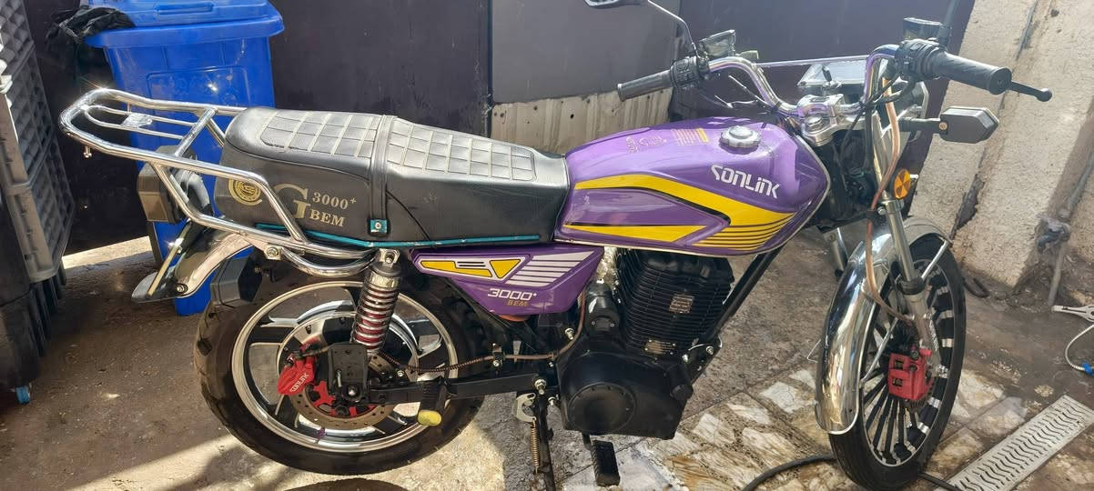 السلام عليكم دراجه سونليك شحن بطارية (ليثيوم) مو حامض ❗ دراجه ماشيه 6 الاف ونص حقيقي فقط كهربائياته كلها شغال دراجه نضيفه جدا وغير متعوبه سرعتها 105 تمشي اكثر من 90 كيلو بل شحنه الوحده تشغيل بصمه او سويج كامله مكمله عوزها فقط دسكات بريك ممبدلها على البلاد الدراجه كلها بلاديه برغي ممفتوح منها تايرات جوبلس امامي خلفي قطع غيارها مال دراجات ايراني جيب وشد بنسبه لقطع غيارها للبطاريه وشاشه ومستلزماتها الكهربائيه متوفره عند معرض سيزر شتريد تطلب يوصلك لباب البيت يعني من تاخذها تطمن كل قطعها متوفره دراجه اعتماديه وقويه (سعرها $ مليون وميتين الف) وبيها مجال للطيبين 
مكاني بغداد / الشعب 
رقم هاتف ***********
