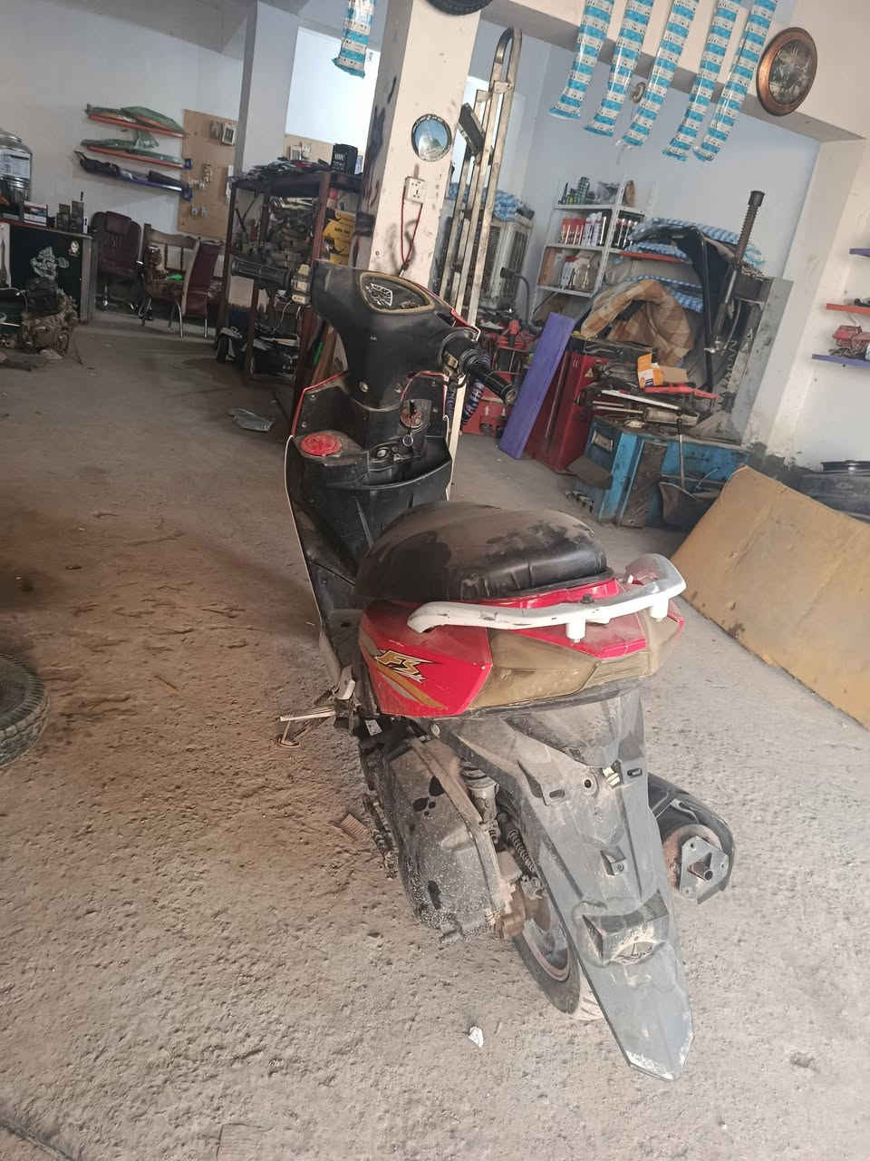 يالله السلام عليكم دراجه كوم حديد جانت تشتغل وتركتها ابيع كوم حديد كامله كهرباءيات كلها ابلاديات شغالات لايتات كله زنون يرادلها بس باتري وبلك كلها حلوه مكاني القصيرين قرب سيطرت الغالبيه وره لحسينيه مال راجديه اتصل وتدلل السعر 100الف بس و بالعافيه عل يأخذها ***********
