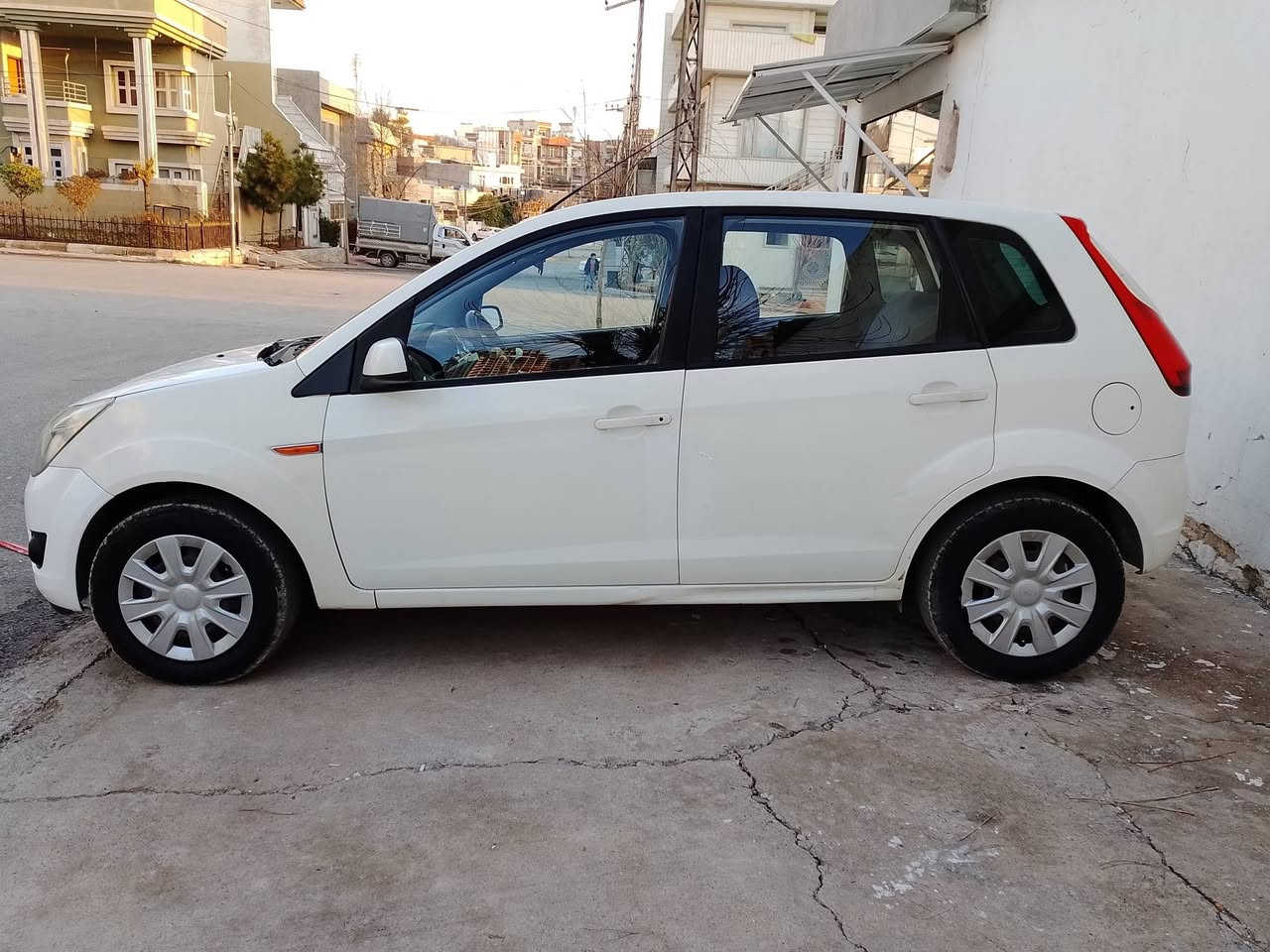 .                               بِسْمِ اللهِ الرَّحْمَنِ الرَّحِيْم
فۆرد فیگۆ : مۆدێل 2011

گێڕ ئۆتۆماتیک ، تەبرید ، سەنەوی و ژینگەو ڕێگانی هەتا 2028/6/5 تازەیە دوو پارچەو پەڵەیەکی بۆیاخە بێ ناوگرتن گێڕو مەکینەو تەبریدو بەناوکردن و غرامە هەمووی بە شەرتت
سعر٧٠گەڵا
ژمارەی تەلەفوون⁄ *********** 
***********
