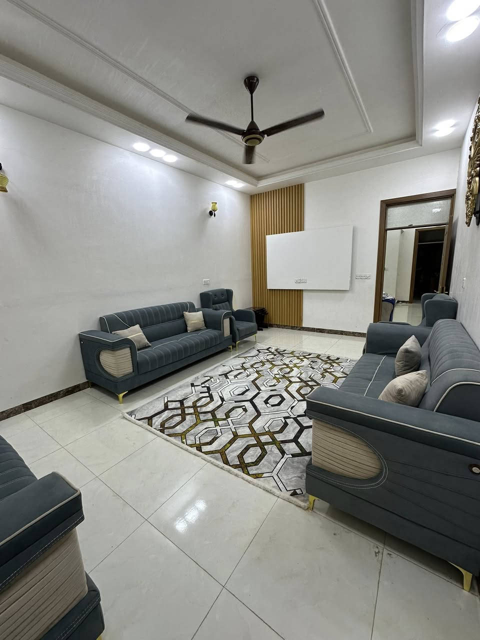 بيت للبيع🏠
المساحة 150 م 
موقع البيت/ دور الزراعة الثانية قرب شارع الريان شارع ناظم

يحتوي على استقبال صالة غرفه حمام داخلي مناور عدد 2
صحيات خارجيه

الطابق الثاني صالة وغرفتين نوم

البناء 2024

التواصل على الرقم ***********
