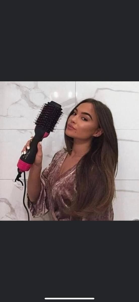 فرشة سشوار حراري ONE STEP 
تصميم ايطالي بروفشنال 🇮🇹
الفرشة الي تكلمت عليه الجميله نورس ستار❤️

كلش سريعة وعملية تجفف وتصفف الشعر بنفس الوكت 

فرشه شسوار شغلهه روعة وسهله الاستخدام ⚘⚘
الفرشة اسنانها ضدالتشابك او التقطيع 💯💯
مفيده للبنات💄💄 الي يتعاجزون من استخدام الشسوار العادي
يستخدم بحالة الشعر الكيرلي و الشعر الطويل 
💖💖الشرح وطريقة الاستخدام موضحة بالفيديو عن طريق تجربة نورس ستار 💋💋

بيه  3 سرعات ( عالي ، وسط ، منخفض ) 
ممكن يستخدم الجهاز مع علاج الكيراتين والبروتين 

قوة الجهاز 1000واط


**إذا كنت صاحب هذا الإعلان وتريد حذفه لأي سبب، رجاءا أرسل رسالة إلى الدعم الفني**