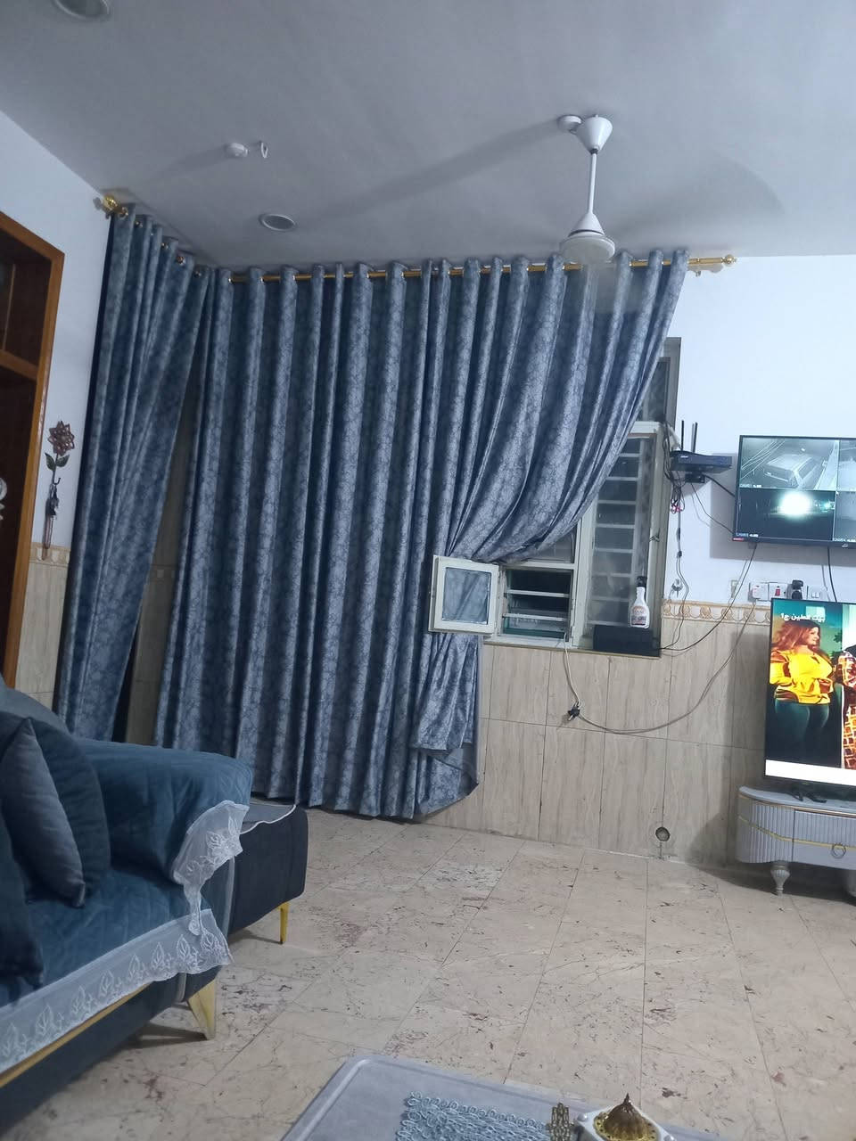 السلام عليكم دار للبيع مساحه ١٥٠متربكويريش واجه ٧اونص نزال ٢٠بناء فول الأساس رفت دارجدا نظيف ٤غرف نوم خلف صيدلية عبدالله مدخل ٤٠٠٠ثاني فرع عليمين باسمي رقمه ٤٤٩٦للاتصال ***********
