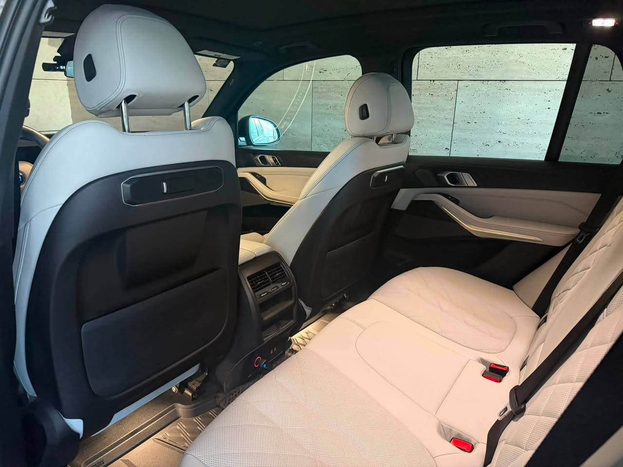 للبيع مو للمراوس Bmw X5 40i xdrive 2024 دفع رباعي
Driver assistance professional-كامرا طريق بالداشبورد 
idrive 8.5 اخر تحديث
**ماشية 15 الف ميل،اللون اسود ميتالك ،داخل ابيض 
*تغليف ppf فرنسي براند hexis ب ٢٥٠٠$ مو تجاري
حادث بسيط دعامية و خشم البنيد  بدون شاصي ولا لغد الباج والجاملغ ما واصل ضربة ولا متحرك
صفر مسج اخت الزيرو الداخل والكشنات جديد بدون اثر استخدام وكشر السيارة جديد لاشخوط ولا رصعات ماتبين وارد امريكا ،الميكانيك والكهرباء والحدادية بلادي،السيارة بدون نقص وما تحتاج مصرف

🔴تفاصيل الضرر والتصليح : البرمجة والتركيب عند منتظر اوتو شغل بلادي و اونلاين مو تلزيك 

*دعامية امامية M كامله وملحقاتها ولايتات ورادارات وشباك
تم الاستبدال بقطع اصليه تيست درايف مو صيني والشباك جديد اصلي مو كوبي 

*ايرباك دركة +ركبة سايق + بردات + حزام سايق
تم استبدالهم كلهم ب ايرباكات بلادي تيست درايف(مو مقاومات) وتصفير الكراش يعني رجعت وكالة بالحادث لاسمح الله تطك
وحزام امان السايق تم استبداله كامل جديد  (مو فتح قفل و مقاومة ) وكفر التكم والسقف بحالة ممتازة مامبين بيه كسر او طاك ايرباك
—باقي الايرباكات والاحزمة كلها سليمة

*صبغ وتعديل خشم البنيد فقط مو كله والباقي رش كلير حتى يضيع الفاصل بين الصبغ والبلادي ومامبين بيه ضرر او صبغ 
———-
مكان السيارة بغداد الكرادة 
السعر 53000$ 
السيارة مدفوع كمرك وضريبة كامل مو مثل الشمالي يدخلوها هايبرد فتصير ارخص
صور الحادث والسونار مرفقة (جهة اليسار طالع بيه خدش بالجاملغ مثل ضربة موس رفيع طول ٢ سم سطحي بالكلير وتكحل كارت مايبين ،وبالصندوك مأشر صار بالنقل تكحل كارت فقط لاغير)
للتواصل واتساب فقط ***********
