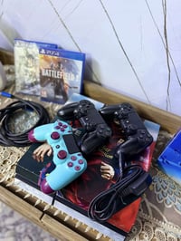 للبيع بلي فور فات ذاكرة 500GB ملحقاتة 3 جوستكات ثنين شغالات واحد بي مش...