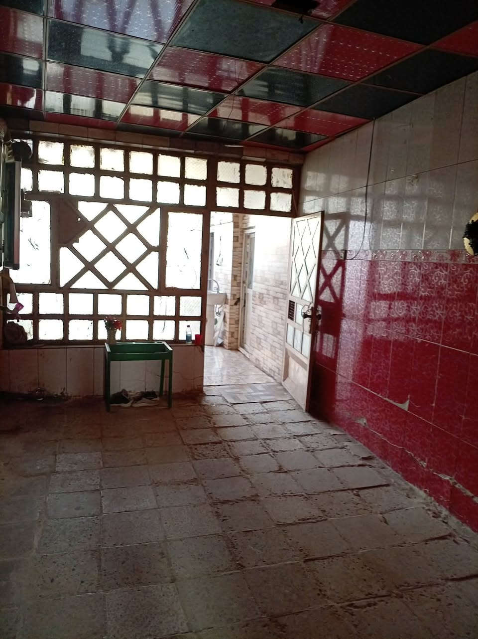 بيت للبيع المساحه ١٩٠ بي غرفه وصاله ومطبخ وتخاريج وبي استقبال هيكل ومساحه وره البيت قرب مدرسة حلوان استفسار اكثر  اتصل على الرقم واتساب  ***********
