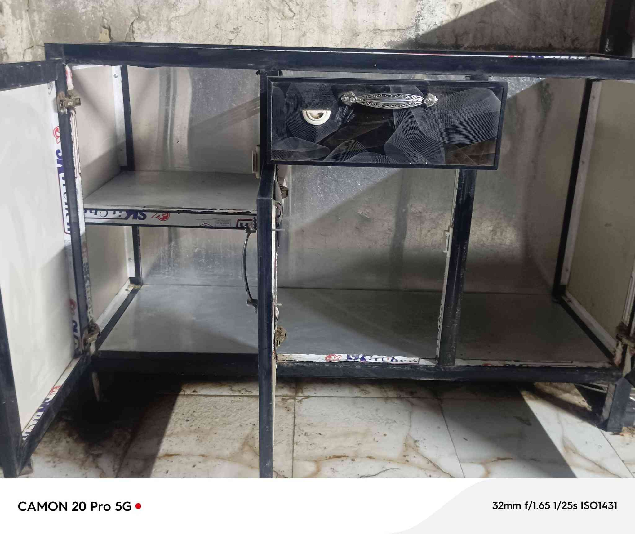 سلام عليكم كاوتنر يجي تركيب 3 قطع سنگي و الملحق يجي فوگ الفتحه  سنگي سل ستيل اصلي باب اول نضيف و يخبل مكانه بل عروبه الثالثه سعره 275 و بي مجال كاوتنر احله من الصور تجي و تشوفه و تقنع و تاخذه اذا مو جديد تعاتبني فقط بيه كسر خفيف مكاني العروبه الثالثه شارع الگوام رقمي *********** اذا خابرتني و ما حصلتني اني بل دوام
