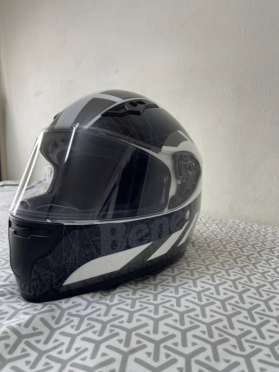 سلام عليكم خوذه بينتلي ايطاليه مستخدمه قليل مكاني بغداد السعر 70 الرقم ***********
