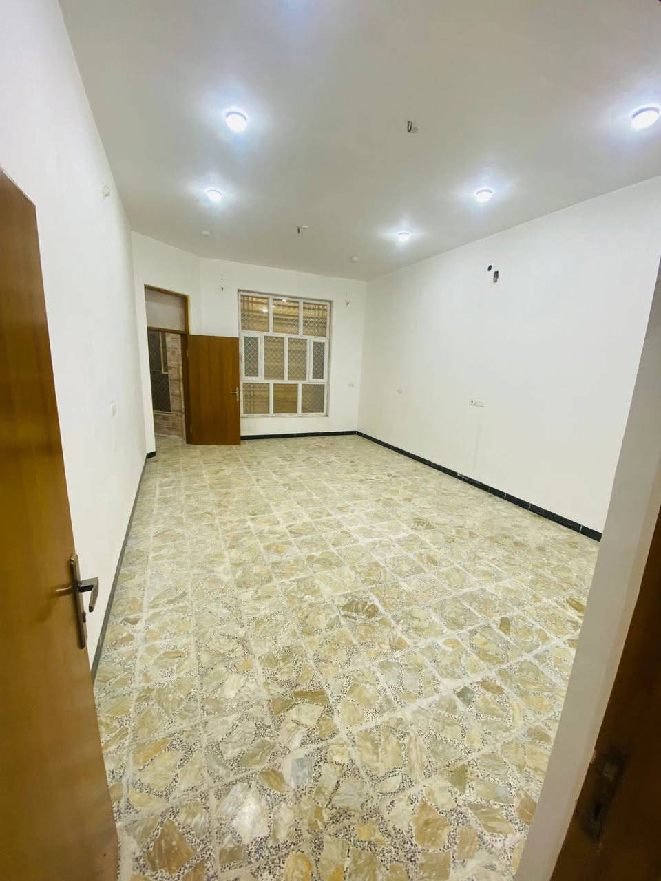 السلام عليكم ورحمة الله وبركاته يتوفر بيت بناء حديث حي الجامعة نهاية شارع اسوات غرفتين وصالة وبراني ومطبخ وصحيات وحمام داخلي وخارجي  للايجار دفع مقدما ست اشهر للاستفسار الاتصال ع الرقم  ***********
