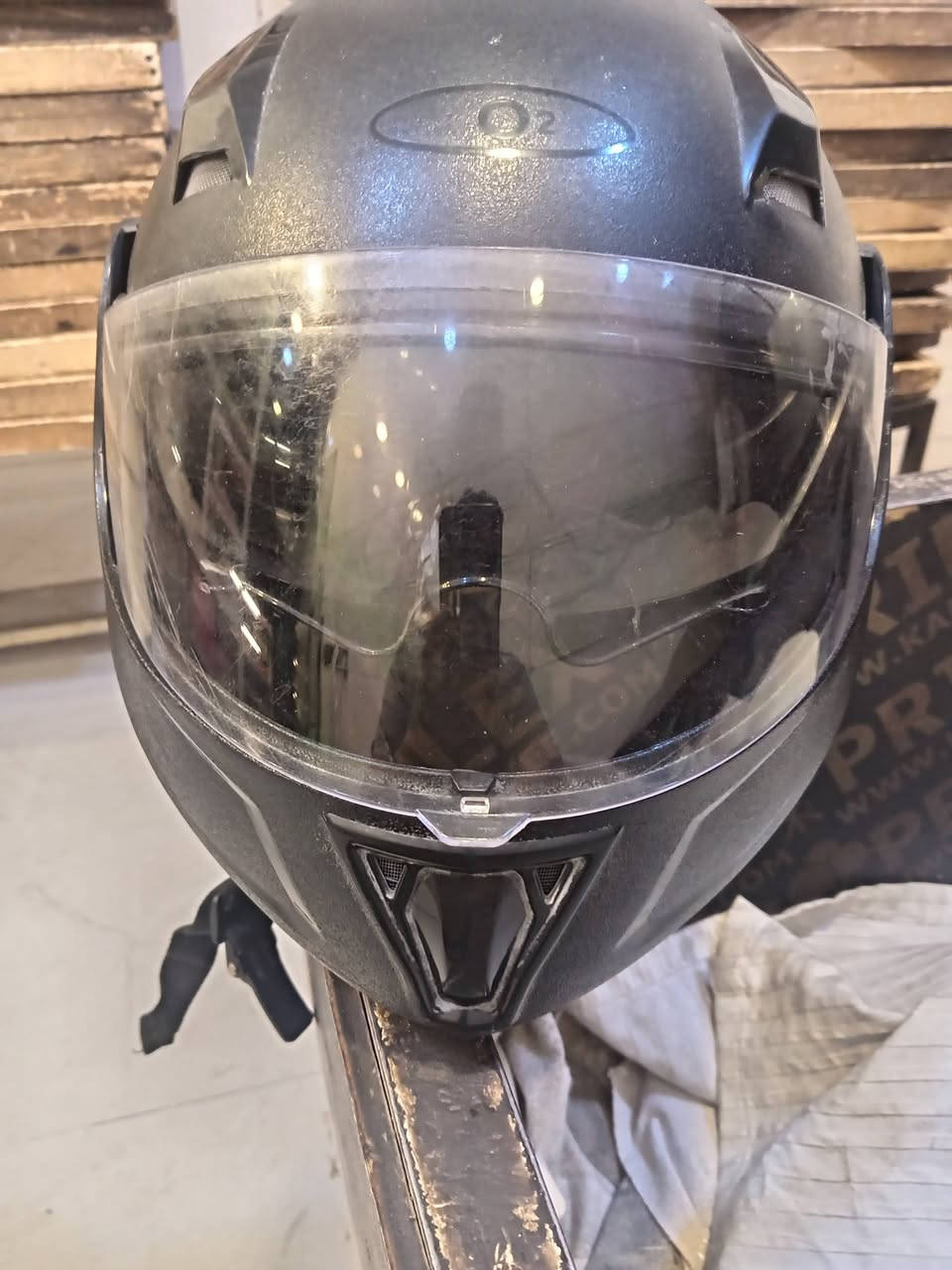 سلام علكيم خوذه مال دراجه رياضيه للبيع السعر ٢٥ الف للاستفسار الاتصال علئ رقم *********** بيها مجال بصيط للشراي
