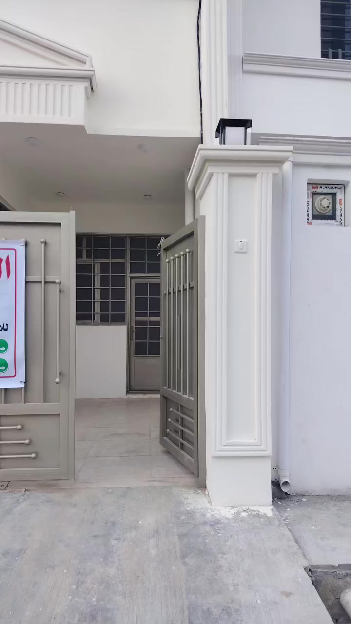 مشتمل للبيع مساحة ١٣٠ متر طابق واحد بي غرفتين وصاله ومناور ثنين وحمامين واستقبال ومطبخ خريطه كلش حلوه قرب جامع المحمود سعره مناسب الاستفسار اتصل على الرقم *********** او ***********
