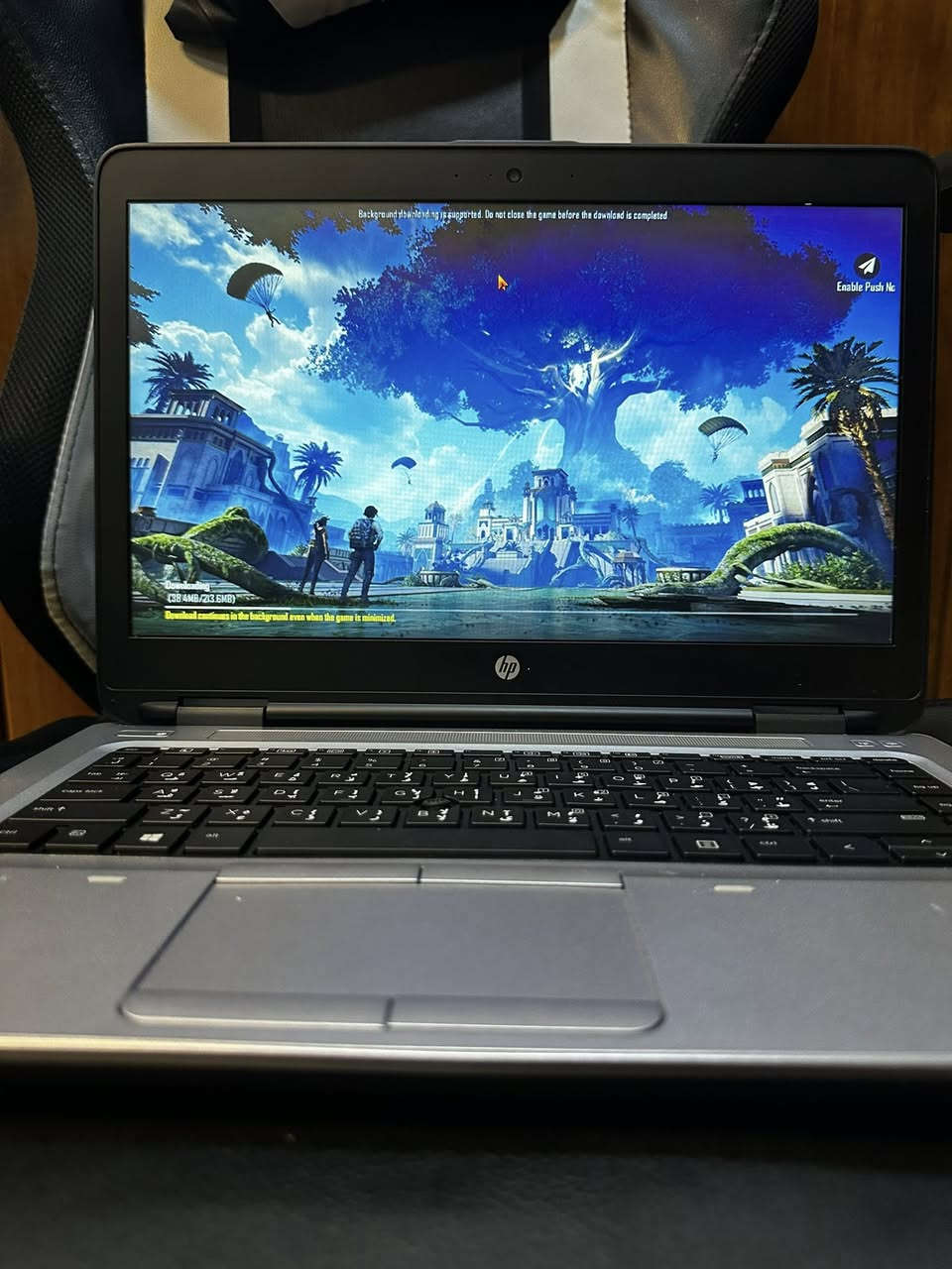 لابتوب HP - أداء قوي وشغل هندسي وألعاب
للبيع جهاز HP بنظافة عالية ومواصفات ممتازة، يجمع بين القوة والسرعة، ومناسب جداً للمصممين والطلاب واللاعبين.

بسعر مناسب (235الف )دينار قفل 

🌟 ليش هذا الجهاز هو الاختيار الصح؟
• 🔋 بطارية قوية: توفر لك شغل من 8 إلى 10 ساعات (حسب الاستخدام)، يعني تخلص يومك بدون ما تشيل هم الشحن.
• ⌨️ كيبورد ضوئي: لوحة مفاتيح مضيئة (Backlit) تساعدك بالشغل بالليل وبإضاءة مريحة جداً.
• 🔌 منافذ حديثة: يحتوي على منفذ Type-C، ومنافذ USB متعددة، وفتحات ربط الشاشات الخارجية (VGA & DisplayPort).
🚀 تشغيل الألعاب والبرامج:
الجهاز مواصفاته قوية وتكدر تشغل عليه:
• الألعاب: يشغل ألعاب مثل PUBG و GTA V وغيرها من الألعاب المشابهة بأداء مستقر.
• البرامج الهندسية: مثالي لبرامج التصميم والرسم الهندسي مثل AutoCAD وبرامج الـ Office والتدريس والعمل المكتبي.
💾 المواصفات الفنية:
• المعالج: Intel Core i5 (الجيل السادس) - أداء سريع ومستقر.
• الذاكرة (RAM): 8GB DDR4 - سرعة ممتازة بمعالجة البيانات.
• التخزين: SSD فائق السرعة - الجهاز يفتح ويشغل البرامج بلحظات.
• الشاشة: 14 بوصة بوضوح ممتاز ومريحة للعين.
✨ ملاحظات:
• الجهاز نظيف جداً وبحالة ممتازة (بدون أي نواقص).
• الملحقات: (شاحن أصلي / حقيبة /).

للتواصل خاص


**إذا كنت صاحب هذا الإعلان وتريد حذفه لأي سبب، رجاءا أرسل رسالة إلى الدعم الفني**